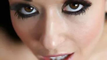 خوبصورت سنہرے بالوں والی ایلیسیا W