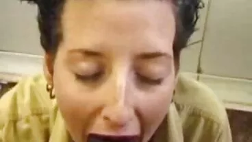 خوبصورت busty چلو Lamour کے ساتھ ایک بڑا مرگا