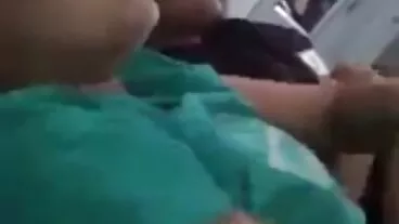 نوعمر لڑکی کے ساتھ قدرتی جگ ہے