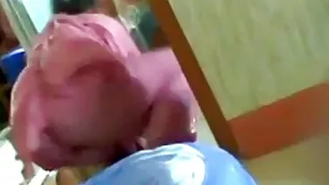 جعلی چوچیان دیوی کترینہ مورینو کی طرف جاتا ہے ایک طویل عضو تناسل