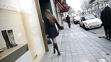 خوبصورت brunette Angie اس چاند کو کھولتا ہے اور اس کے منہ کے لئے ایک بڑا ڈک