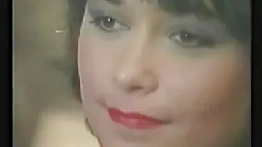 خوبصورت سرخ بالوں والی bombshell لولا Fae کو کھولتا ہے اس کے گدا کے لئے ایک طویل ڈک