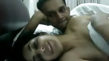 خوبصورت گھوبگھرالی بالوں والی بیبی کوشش کرے rammed کتا انداز
