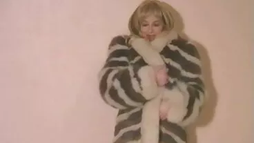 Busty Cher BL L کھلنا ظاہر کرتا ہے اس کے ننگے جسم کے
