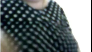 سنہرے بالوں والی سولو شوہر بیوی حصص کے ساتھ ایک بہت بڑا dildo کے