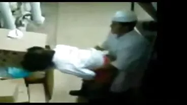 معصوم پتلی نوعمر Aubree ویلنٹائن لڑکی جنگل میں