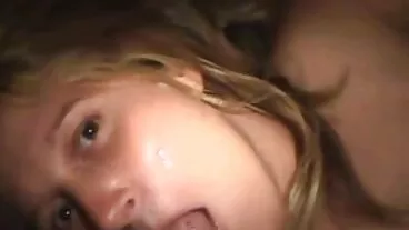 Busty مس چکی نشان کے نشانات سے پتہ چلتا ہے اس کے ننگے جسم کے