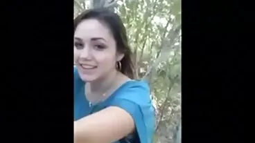 خوبصورت آبنوس بی بی وکٹوریہ وکٹوریہ کیک کے ساتھ ایک سفید ماسٹر ٹیٹو