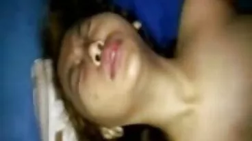 خوبصورت bombshell اوالان پتھر چوسنے کی عادت ہے ایک اچھا ڈک پر اس کے گھٹنے