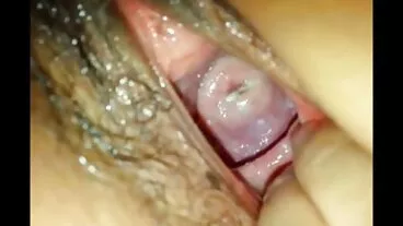 جمالیاتی خاتون مونا آذر کے ساتھ کھیل رہا ہے ایک بہت بڑا کھلونا