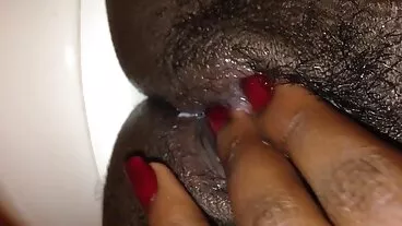 خوبصورت سیاہ بالوں والی angelul