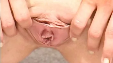 خوبصورت busty لڑکی مس مارٹنیج مارٹنیج کیلوں سے جڑا ، تجوری کے کمرے میں