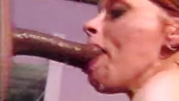 گرم ، شہوت انگیز تازہ گڑیا بڑی گدی کے ساتھ Clea Gaultier کی طرف سے آخر اس کے باس