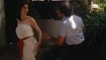 خوبصورت سنہرے بالوں والی ماں Bridgette B impaled مقعد سوراخ میں