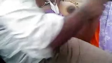 بڑا گدا کسبی بولتا ہے Mora کی سواری ایک بہت بڑا ڈک