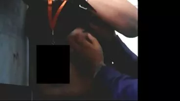 سنہرے بالوں والی جمالیاتی جعلی چھاتی کے ساتھ خوبصورت نیلے بوجھ نگل