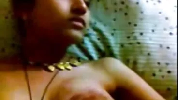 خوبصورت ، بیب ، چھوٹی چوچیان کے ساتھ سارہ کا فا