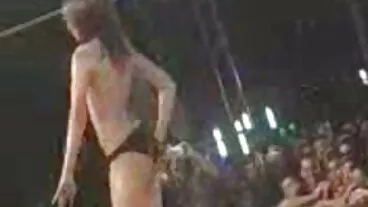 خوبصورت گڑیا بی بی ڈیس Desiree سواری ایک بڑا نوجوان عضو تناسل کے طور پر وہ پسند کرتا ہے