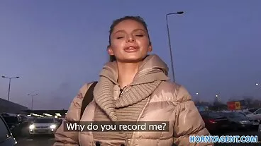 خوبصورت brunette اتارنا Lil ایڈمز Adams دیتا ہے ایک پیشہ ورانہ کام