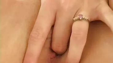 خوبصورت بلی کے ساتھ اس چھوٹے نوجوانوں کے Allie ایڈسن