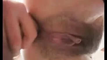 سرخ بالوں والی ، بڑی گدی کے ساتھ سوانا سائرن پیچھے سے گڑبڑ